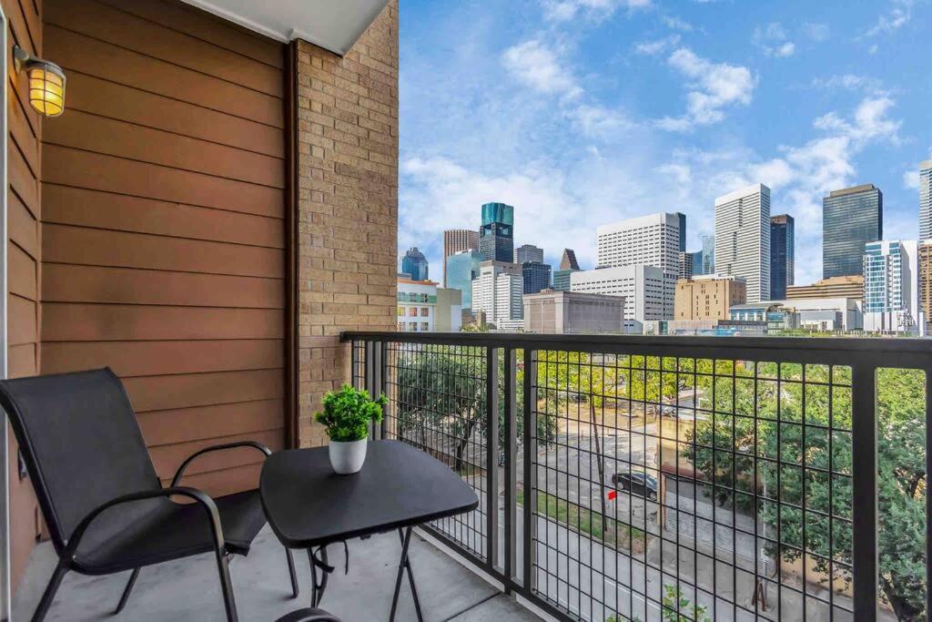 Апартаменты Htown Downtown Oasis Хьюстон Экстерьер фото